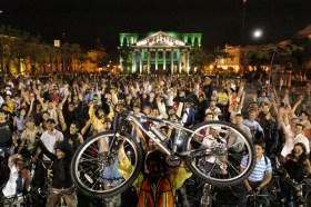 Fotografia en la plaza de la liberacion al final de un Paseo de todos